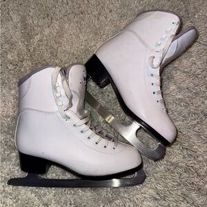 Soft Skate by Jackson White Ice Skates with Lilac interior! Used Women’s size 7!